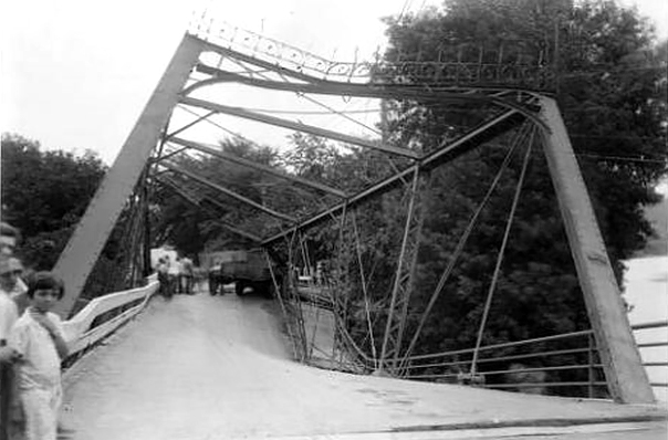 a 1929 photo taken of Minnesota River Bridge after a deck collapse.