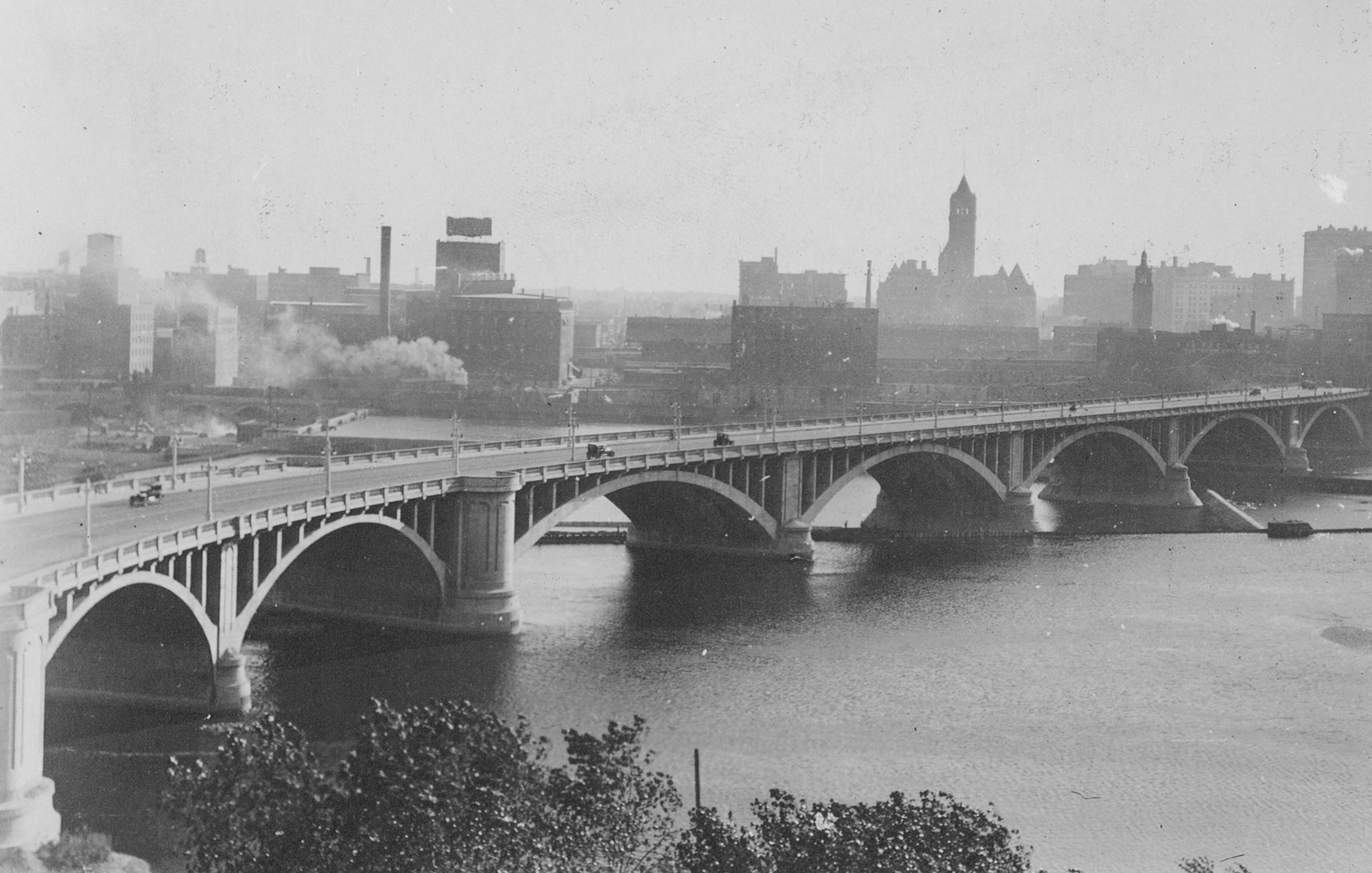 Historic photo of the Third Avenue Bridge in 1915